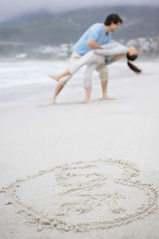 西方人,两个人,站,抱,竖图,室外,白天,正面,爱情,跳舞,海浪,海洋,沙滩,欧洲,欧洲人,弯腰,服装,爱心,朦胧,模糊,沙子,海岸,浪花,沙地,浪漫,注视,休闲装,衣服,海水,观察,看,站着,休闲,温暖,温馨,心形,休闲服,恩爱,恋人,服饰,抱着,观看,和睦,察看,搂着,关注,舞姿,海景,弯身,男人,男性,年轻男性,年轻女性,女人,女性,白种人,心型,情侣,大海,风浪,海,海水的波动,海滩,近岸浪,涌浪,怀抱,搂,搂抱,相抱,拥抱,站立,彩图,全身,舞蹈,伴侣,融洽