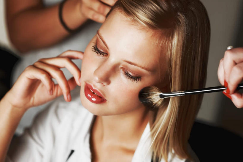 西方人,三个人,坐,闭眼,横图,俯视,室内,白天,欧洲,欧洲人,撑,握,服装,拿,拿着,托腮,唇刷,衣服,唇膏,化妆品,化妆刷,刷子,口红,托,握着,服饰,腮红刷,美容工具,衣着,化妆用品,穿着,托下巴,化妆师,彩妆刷,化妆工具,衣饰,唇棒,年轻女性,女人,女性,白种人,闭眼睛,闭着眼,闭着眼睛,坐着,半身,彩图,高角度拍摄