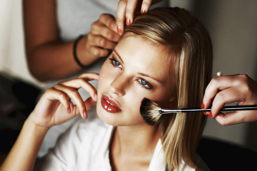 西方人,三个人,坐,笑,微笑,横图,俯视,室内,白天,欧洲,欧洲人,撑,握,服装,拿,拿着,托腮,注视,唇刷,衣服,唇膏,化妆品,化妆刷,刷子,口红,观察,看,托,握着,服饰,腮红刷,观看,察看,美容工具,衣着,化妆用品,穿着,关注,托下巴,化妆师,彩妆刷,化妆工具,衣饰,唇棒,年轻女性,女人,女性,白种人,抬头,仰头,坐着,半身,彩图,高角度拍摄