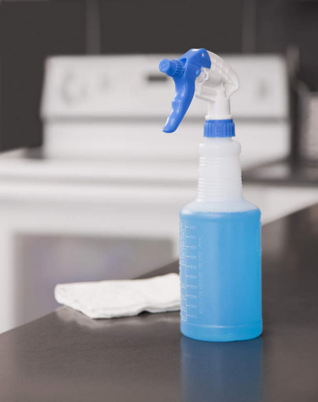 无人,竖图,室内,特写,白天,正面,餐桌,厨房,桌子,静物,朦胧,模糊,纺织物,液体,清洁剂,一个,蓝色,白色,瓶子,塑料制品,毛巾,清洁,塑料瓶,单个,餐台,保暖,喷雾瓶,透气,防水,储水,耐磨,吸水,彩图,灶间,喷瓶