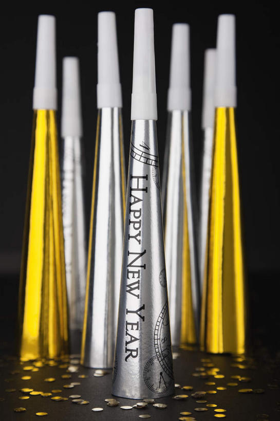 无人,竖图,彩色,室内,特写,白天,正面,游戏,静物,玩具,一排,许多,黑色背景,整齐,装饰,英文,标志,文字,字符,字母,纸屑,很多,玩,娱乐,标识,排列,休闲,金色,益智,摄影,影棚,活动,五颜六色,英文字母,华丽,修饰,碎纸,点缀,队列,发泄,消遣,智力,玩具吹卷,五彩缤纷,碎纸条,宣泄,衬托,美观,雅致,雅观,绚烂,五彩纸屑,玩耍,嬉戏,彩图,影棚拍摄,拍摄