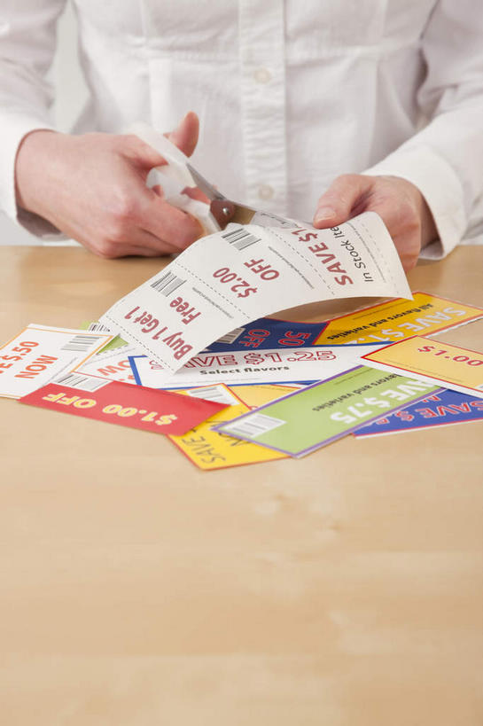 西方人,手,一个人,坐,竖图,室内,特写,白天,正面,桌面,桌子,欧洲,欧洲人,双手,仅一个女性,仅一个人,一把,握,修剪,服装,木制,英文,标志,工具,剪刀,文字,字符,字母,拿,拿着,标识,衣服,白色,木制品,仅一个中年女性,手部,握着,摄影,服饰,影棚,英文字母,裁剪,剪子,剪裁,切割,衣着,穿着,折扣,衣饰,女人,女性,中年女性,白种人,坐着,半身,彩图,影棚拍摄,拍摄,优惠,优惠券,优待券,券