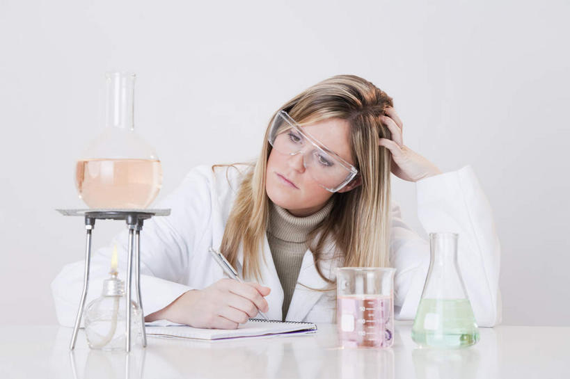 西方人,一个人,科学家,坐,横图,室内,白天,正面,安全,实验,研发,仪器,桌子,杯子,欧洲,欧洲人,仅一个年轻女性,仅一个女性,仅一个人,撑,握,棉布,服装,研究,透明,分析,科学,化学,测试,笔,材料,档案,火焰,烧杯,烧瓶,文件,眼镜,纸,锥形瓶,办公桌,实验室,研究室,办公用品,防护,铁丝网,燃烧,拿,拿着,注视,水笔,玻璃制品,文具,衣服,白色,玻璃瓶,瓶子,手稿,学习用品,资料,观察,看,器皿,握着,服饰,观看,护目镜,保护,文具用品,证明,科研,察看,撑着,衣着,科研人员,白大褂,穿着,关注,加热,文档,化验,保险,研究者,检验,研究所,实验服,科学研究者,玻璃仪器,试验耗材,实验用品,平底烧瓶,本生灯,化验室,检验室,保全,周全,安稳,安定,三角烧瓶,依氏烧瓶,锥形烧瓶,安全防护眼镜,灯体,灯芯管,衣饰,均匀,平均,匀称,石棉网,平安,年轻女性,女人,女性,白种人,科学工作者,玻璃杯,坐着,半身,彩图,实验衣,防护眼镜