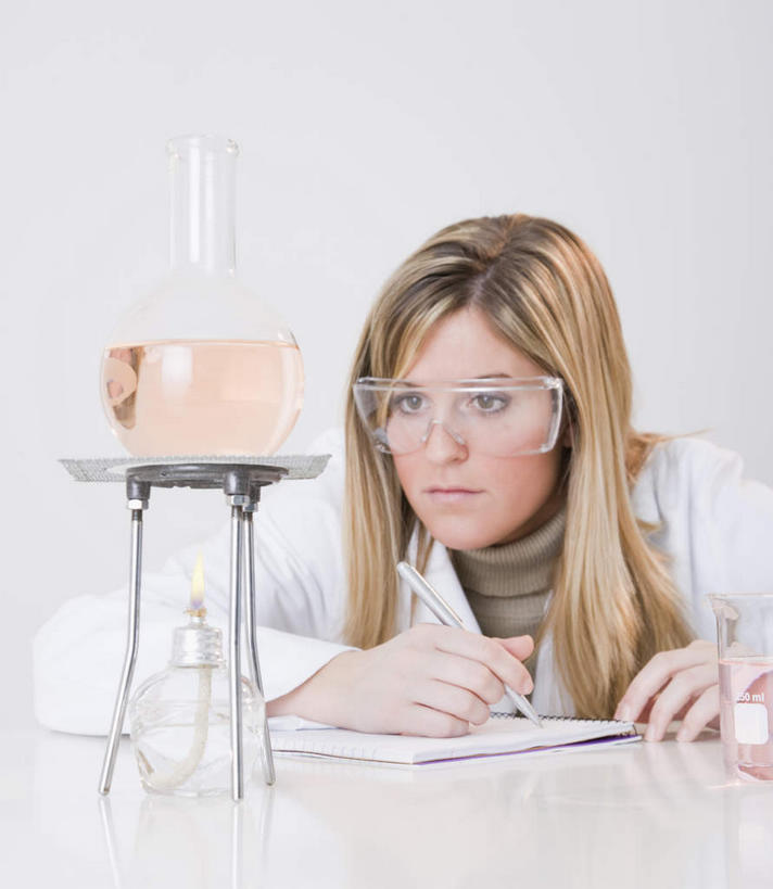 西方人,一个人,科学家,坐,竖图,室内,白天,正面,安全,实验,研发,仪器,桌子,杯子,欧洲,欧洲人,仅一个年轻女性,仅一个女性,仅一个人,握,棉布,服装,研究,透明,分析,科学,化学,测试,笔,材料,档案,火焰,烧杯,烧瓶,文件,眼镜,纸,锥形瓶,办公桌,实验室,研究室,办公用品,防护,铁丝网,燃烧,拿,拿着,注视,水笔,玻璃制品,文具,衣服,白色,玻璃瓶,瓶子,手稿,学习用品,资料,观察,看,器皿,握着,服饰,观看,护目镜,保护,文具用品,证明,科研,察看,书写,衣着,科研人员,白大褂,穿着,关注,加热,文档,化验,保险,研究者,检验,研究所,实验服,科学研究者,玻璃仪器,试验耗材,实验用品,平底烧瓶,本生灯,化验室,检验室,保全,周全,安稳,安定,三角烧瓶,依氏烧瓶,锥形烧瓶,安全防护眼镜,灯体,灯芯管,衣饰,均匀,平均,匀称,石棉网,平安,年轻女性,女人,女性,白种人,科学工作者,玻璃杯,坐着,半身,彩图,实验衣,防护眼镜