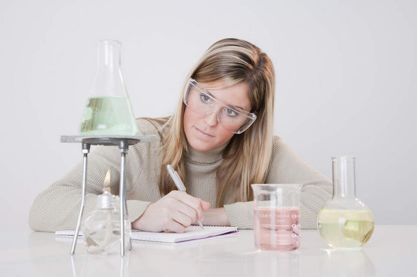 西方人,一个人,科学家,坐,横图,室内,白天,正面,安全,实验,研发,仪器,桌子,杯子,欧洲,欧洲人,仅一个年轻女性,仅一个女性,仅一个人,握,棉布,服装,研究,透明,分析,科学,化学,测试,笔,材料,档案,火焰,烧杯,烧瓶,文件,眼镜,纸,锥形瓶,办公桌,实验室,研究室,办公用品,防护,铁丝网,燃烧,拿,拿着,注视,水笔,玻璃制品,文具,衣服,白色,玻璃瓶,瓶子,手稿,学习用品,资料,观察,看,器皿,握着,服饰,观看,护目镜,保护,文具用品,证明,科研,察看,书写,衣着,科研人员,白大褂,穿着,关注,加热,文档,化验,保险,研究者,检验,研究所,实验服,科学研究者,玻璃仪器,试验耗材,实验用品,平底烧瓶,本生灯,化验室,检验室,保全,周全,安稳,安定,三角烧瓶,依氏烧瓶,锥形烧瓶,安全防护眼镜,灯体,灯芯管,衣饰,均匀,平均,匀称,石棉网,平安,年轻女性,女人,女性,白种人,科学工作者,玻璃杯,坐着,半身,彩图,实验衣,防护眼镜