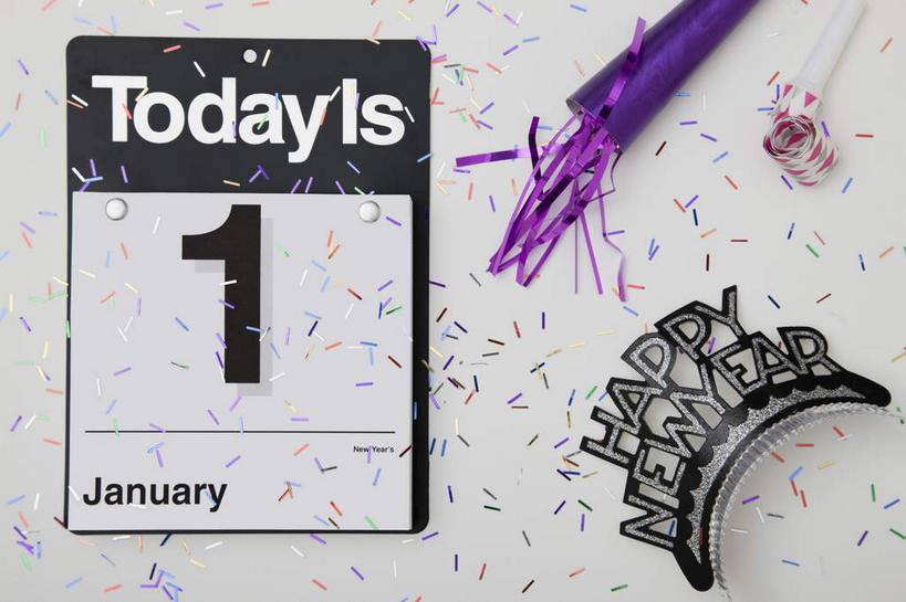 无人,横图,俯视,彩色,室内,特写,白天,白色背景,游戏,静物,皇冠,玩具,台历,装饰,时间,英文,标志,数字,文字,字符,字母,纸屑,玩,计时,娱乐,标识,休闲,益智,摄影,阿拉伯数字,影棚,活动,五颜六色,英文字母,华丽,修饰,碎纸,日期,点缀,权威,发泄,高贵,消遣,智力,玩具吹卷,五彩缤纷,碎纸条,宣泄,衬托,美观,雅致,雅观,权力,统治,绚烂,五彩纸屑,日历,王冠,玩耍,嬉戏,彩图,高角度拍摄,影棚拍摄,拍摄