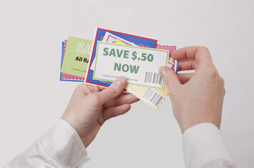 西方人,手,一个人,站,横图,室内,特写,白天,白色背景,正面,电子,欧洲,欧洲人,双手,仅一个女性,仅一个人,许多,握,服装,信息,英文,标签,标志,符号,数字,文字,字符,字母,很多,拿,拿着,标识,衣服,白色,站着,仅一个中年女性,手部,握着,摄影,阿拉伯数字,服饰,影棚,英文字母,条形码,衣着,穿着,编码,条码,折扣,衣饰,女人,女性,中年女性,白种人,站立,半身,彩图,影棚拍摄,拍摄,商业,优惠,优惠券,优待券,券