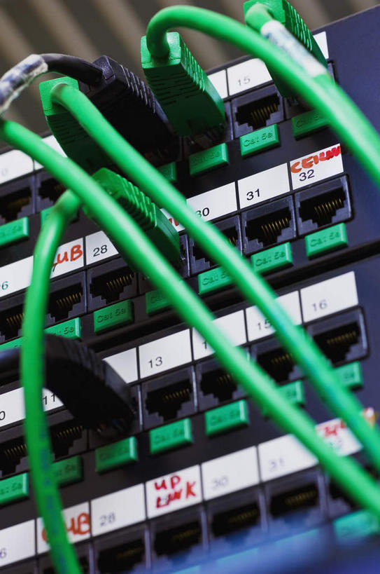 无人,竖图,俯视,室内,特写,白天,通讯,电脑,数据,静物,许多,阴影,反射,传输,网络,影子,输入设备,通讯设备,开关,绿色,按钮,台式电脑,摄影,影棚,光驱,网线,主机,机箱,通信设备,水晶头,光盘驱动器,线缆,彩图,高角度拍摄,影棚拍摄,拍摄