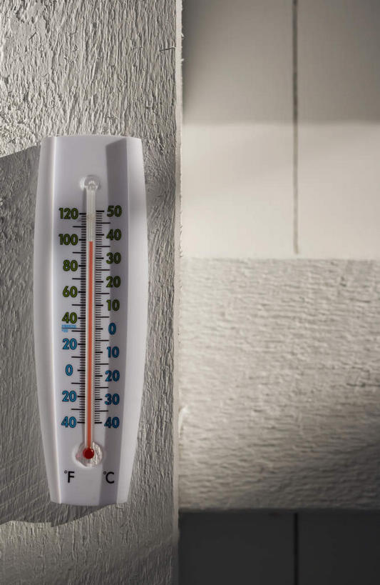 无人,竖图,室外,特写,白天,正面,生活用品,静物,阴影,光线,测量,器材,温度计,影子,刻度,墙,天气,墙壁,墙面,玻璃制品,一个,阳光,单个,快速,温度,准确,气候,精度,精准,水银温度计,物理,水银柱,缩口,玻璃温度计,彩图