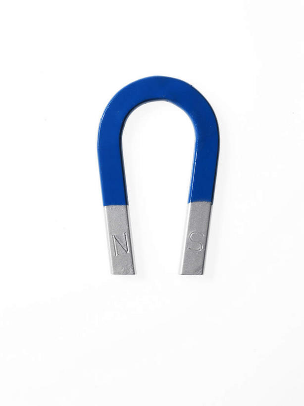 无人,竖图,室内,特写,白天,白色背景,正面,静物,阴影,反射,磁铁,影子,一个,蓝色,摄影,影棚,单个,吸铁石,磁场,彩图,影棚拍摄,拍摄