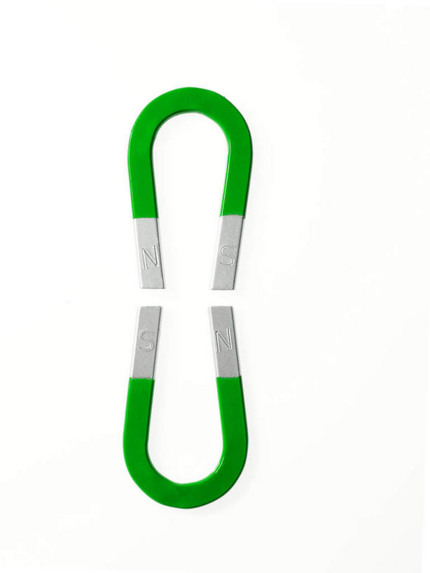 无人,竖图,室内,特写,白天,白色背景,正面,静物,阴影,对称,反射,磁铁,影子,两个,绿色,摄影,影棚,吸铁石,磁场,彩图,影棚拍摄,拍摄