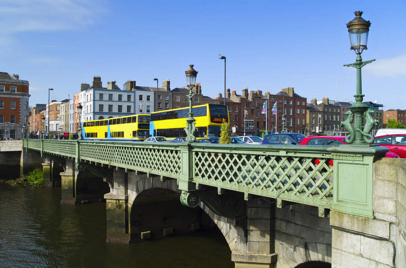 无人,家,横图,室外,白天,正面,度假,河流,石头,美景,水,植物,城市风光,城市,路灯,公共汽车,照明,爱尔兰,欧洲,阴影,光线,石子,影子,房屋,屋子,河水,景观,水流,公寓,桥,灯光,巴士,公交车,首都,娱乐,石桥,洋房,楼房,拱桥,住宅,栈桥,车,灯,树,树木,蓝色,绿色,蓝天,天空,阳光,自然,交通工具,天,享受,休闲,景色,放松,拱形,生长,晴朗,成长,人行桥,石拱桥,照亮,照明设备,西欧,载具,万里无云,爱尔兰共和国,都柏林,威克洛郡,利菲河,基尔代尔郡,石块,晴空,晴空万里,彩图,房子