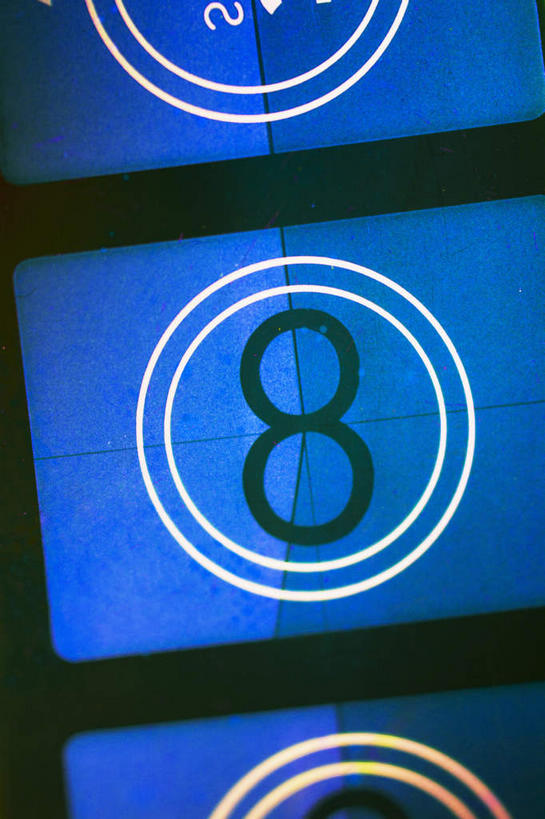 无人,竖图,室内,特写,白天,正面,静物,标志,数字,文字,字符,标识,蓝色,阿拉伯数字,电影胶片,电影胶片盘,胶片盘,彩图