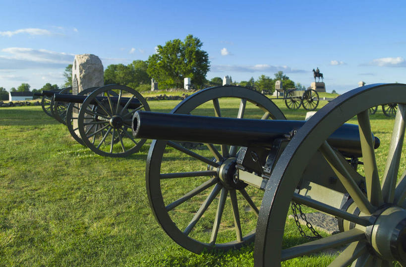 无人,横图,室外,白天,正面,旅游,度假,竞争,草地,草坪,美景,植物,美国,对抗,阴影,冲突,光线,影子,景观,云,云朵,云彩,破坏,娱乐,草,树,树木,蓝色,绿色,白云,蓝天,天空,阳光,自然,天,享受,休闲,大炮,炮,武器,景色,放松,战争,生长,晴朗,成长,损坏,北美,北美洲,攻击,威胁,对立,矛盾,自然风光,兵器,美洲,防御,宾夕法尼亚,宾夕法尼亚州,宾州,拱顶石州,拱心石之州,宾氏林地,首府,敌对,挫败,斗争,抗拒,抗衡,北亚美利加洲,亚美利加洲,杀伤,威慑,葛底斯堡,盖茨堡国家军事公园,盖茨堡,亚当斯县,危险,晴空,彩图