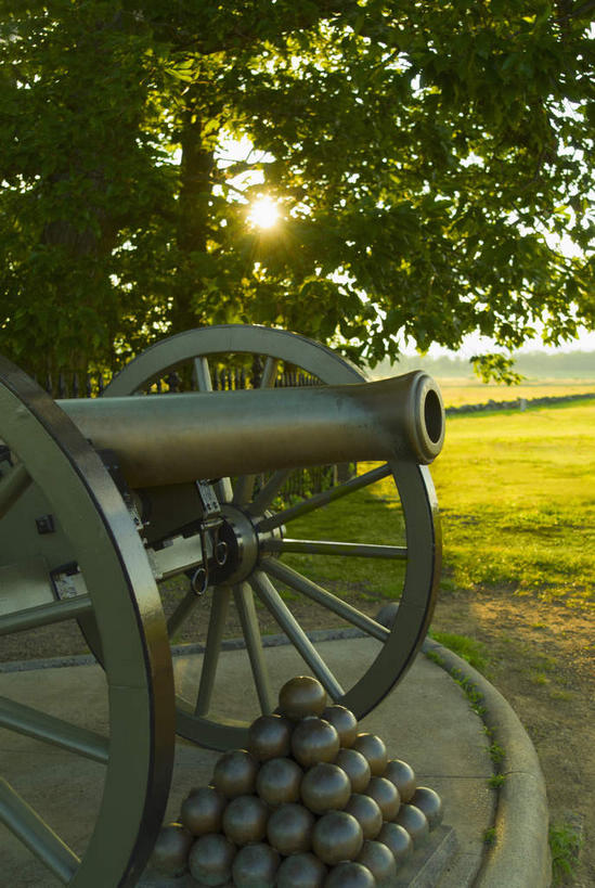 无人,竖图,室外,白天,正面,旅游,度假,竞争,草地,草坪,美景,植物,美国,对抗,阴影,冲突,光线,影子,景观,破坏,娱乐,草,树,树木,绿色,阳光,自然,享受,休闲,大炮,炮,武器,景色,放松,战争,生长,成长,损坏,北美,北美洲,攻击,威胁,对立,矛盾,自然风光,兵器,美洲,防御,宾夕法尼亚,宾夕法尼亚州,宾州,拱顶石州,拱心石之州,宾氏林地,首府,敌对,挫败,斗争,抗拒,抗衡,北亚美利加洲,亚美利加洲,杀伤,威慑,葛底斯堡,盖茨堡国家军事公园,盖茨堡,亚当斯县,危险,彩图