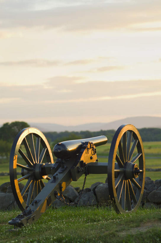 无人,竖图,室外,白天,正面,旅游,度假,竞争,草地,草坪,美景,日落,植物,美国,对抗,阴影,冲突,光线,影子,景观,晚霞,霞光,落日,破坏,娱乐,草,树,树木,绿色,阳光,自然,黄昏,享受,休闲,大炮,炮,武器,景色,彩霞,放松,战争,生长,成长,损坏,北美,北美洲,攻击,威胁,对立,矛盾,自然风光,兵器,美洲,防御,宾夕法尼亚,宾夕法尼亚州,宾州,拱顶石州,拱心石之州,宾氏林地,首府,敌对,挫败,斗争,抗拒,抗衡,北亚美利加洲,亚美利加洲,杀伤,威慑,葛底斯堡,夕照,盖茨堡国家军事公园,盖茨堡,亚当斯县,危险,夕阳,彩图,斜阳