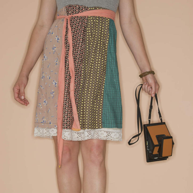 西方人,一个人,站,方图,室内,白天,正面,裙子,相机,欧洲,欧洲人,仅一个年轻女性,仅一个女性,仅一个人,握,连衣裙,服装,装饰,丝绸,丝带,缎带,拿,拿着,绸带,装饰品,拍照,衣服,饰品,手链,首饰,站着,握着,摄影,服饰,手镯,影棚,华丽,修饰,点缀,衣着,穿着,镯子,拍立得,立拍得,衬托,美观,雅致,雅观,衣饰,年轻女性,女人,女性,白种人,照相机,站立,半身,彩图,影棚拍摄,拍摄,照相