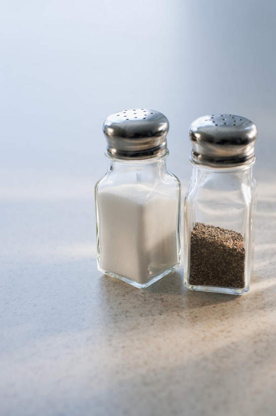 无人,竖图,俯视,室内,特写,白天,桌面,桌子,阴影,蓝色背景,反射,木制,罐子,影子,调料,调味,香料,盐,佐料,黑胡椒,调味品,调味料,食盐,玻璃制品,两个,玻璃瓶,木制品,瓶子,摄影,影棚,配料,作料,胡椒,彩图,高角度拍摄,影棚拍摄,拍摄