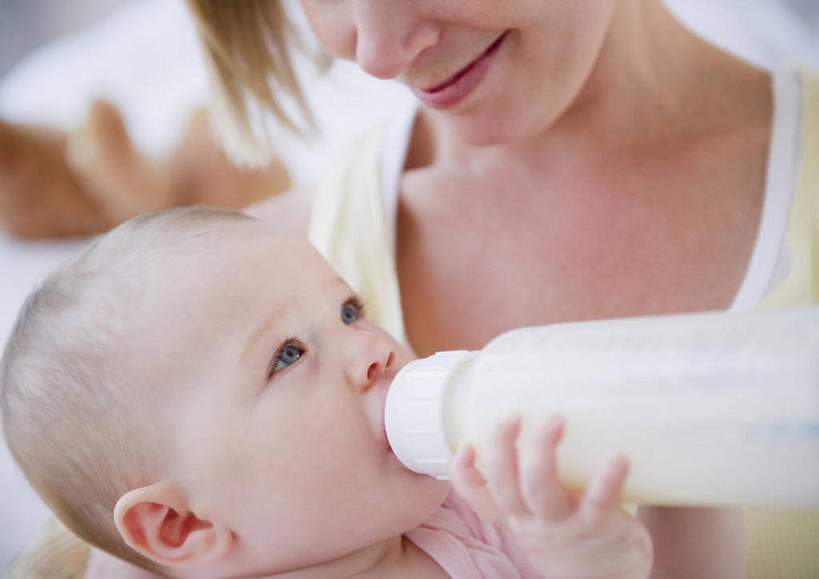 西方人,婴儿,儿童,两个人,家庭,母亲,站,抱,笑,微笑,横图,室内,特写,白天,正面,纯洁,床,卧室,欧洲,欧洲人,握,服装,朦胧,模糊,奶瓶,双人床,床单,拿,拿着,注视,休闲装,被子,小孩,衣服,瓶子,容器,低头,观察,看,站着,休闲,温暖,温馨,一家人,休闲服,可爱,母爱,童年,童趣,握着,服饰,活泼,奶嘴,婴儿用品,抱着,观看,储藏,和睦,察看,被单,搂着,储存,关注,宝宝,吸吮,童真,纯真,烂漫,无邪,母婴,伶俐,天真,年轻女性,女人,女性,白种人,孩子,年轻人,怀抱,搂,搂抱,相抱,拥抱,站立,半身,彩图,睡房,卧房,融洽,贮存