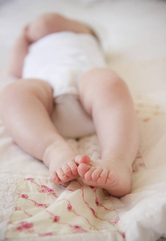 西方人,婴儿,儿童,一个人,躺,竖图,室内,白天,正面,婴儿服装,纯洁,床,卧室,纺织品,欧洲,欧洲人,仅一个人,朦胧,模糊,装饰,毛毯,毯子,双人床,床单,光脚,被子,纺织,小孩,垫子,温暖,赤脚,可爱,活泼,华丽,修饰,点缀,被单,宝宝,纯真,烂漫,无邪,衬托,美观,雅致,雅观,卧着,伶俐,天真,白种人,孩子,躺着,卧,彩图,全身,婴儿服,睡房,卧房