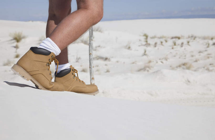 西方人,腿部,腿,一个人,公园,走,横图,室外,特写,白天,侧面,草地,草坪,美景,沙漠,植物,鞋子,欧洲,美国,欧洲人,仅一个男性,仅一个人,仅一个中年男性,阴影,朦胧,模糊,光线,棍子,影子,景观,草,绿色,阳光,自然,景色,休闲鞋,北美,北美洲,国家公园,自然风光,美洲,新墨西哥,新墨西哥州,北亚美利加洲,亚美利加洲,迷人之地,迷人之州,白沙国家纪念碑,白沙国家公园,男人,男性,中年男性,白种人,大漠,砂漠,步行,散步,走路,半身,彩图