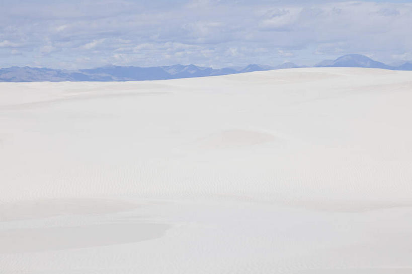 无人,公园,横图,室外,白天,正面,旅游,度假,美景,沙漠,山,山脉,美国,阴影,光线,影子,景观,山峰,云,云朵,山峦,云彩,娱乐,蓝色,白色,白云,蓝天,天空,阳光,自然,群山,天,享受,休闲,景色,放松,晴朗,北美,北美洲,国家公园,自然风光,美洲,新墨西哥,新墨西哥州,北亚美利加洲,亚美利加洲,迷人之地,迷人之州,白沙国家纪念碑,白沙国家公园,大漠,砂漠,晴空,彩图