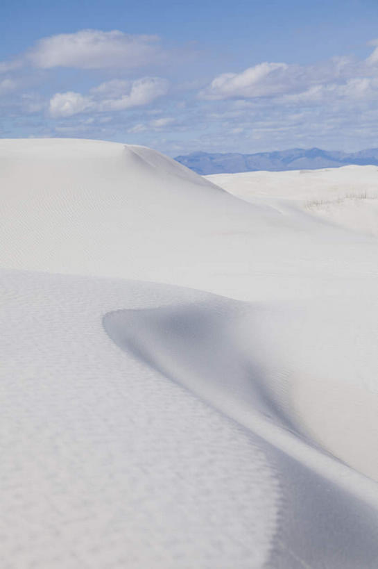 无人,公园,竖图,室外,白天,正面,旅游,度假,美景,沙漠,山,山脉,美国,阴影,光线,影子,地平线,景观,山峰,云,云朵,辽阔,地面,山峦,云彩,娱乐,蓝色,白色,白云,蓝天,天空,阳光,自然,群山,天,享受,休闲,广阔,景色,放松,晴朗,一望无际,北美,北美洲,国家公园,自然风光,延伸,美洲,新墨西哥,新墨西哥州,天地相交,北亚美利加洲,亚美利加洲,迷人之地,迷人之州,白沙国家纪念碑,白沙国家公园,无边无际,一马平川,大漠,砂漠,晴空,彩图