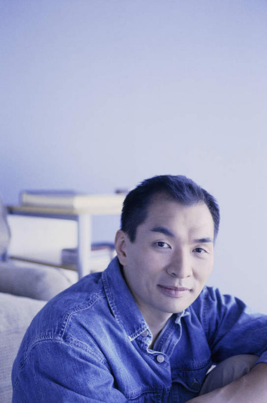 东方人,一个人,坐,笑,微笑,竖图,室内,白天,正面,亚洲,仅一个男性,仅一个人,仅一个中年男性,阴影,服装,朦胧,模糊,反射,影子,墙,注视,休闲装,黄种人,漂亮,墙壁,墙面,衣服,观察,看,休闲,休闲服,服饰,观看,察看,关注,男人,男性,中年男性,亚洲人,坐着,半身,彩图,俊秀,英俊