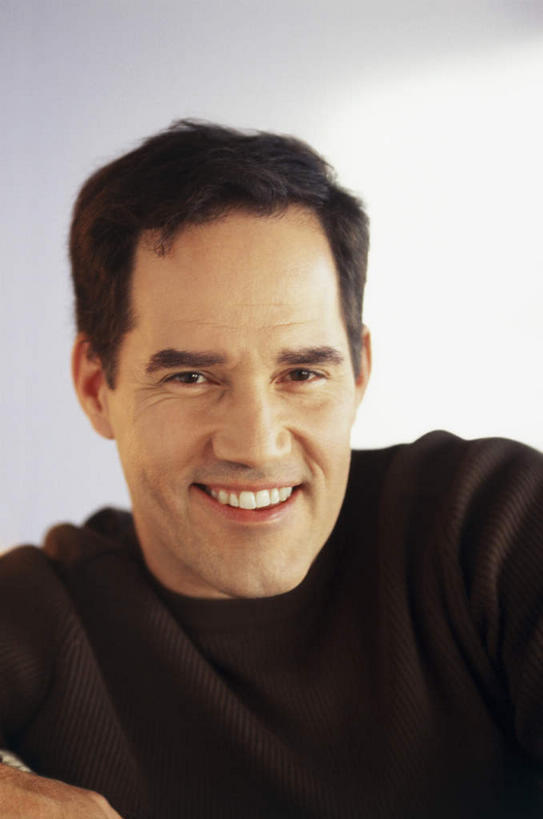 西方人,脸,头,脸颊,头发,一个人,竖图,室内,特写,白天,白色背景,正面,欧洲,欧洲人,仅一个男性,仅一个人,仅一个中年男性,阴影,服装,反射,影子,注视,休闲装,漂亮,肩膀,衣服,黑色,观察,看,休闲,休闲服,摄影,服饰,影棚,观看,察看,关注,男人,男性,中年男性,白种人,头部,直发,脸部,脸蛋,面部,半身,彩图,影棚拍摄,拍摄,俊秀,英俊,短发