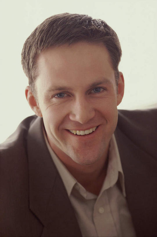 西方人,脸,头,脸颊,头发,一个人,笑,微笑,露齿笑,竖图,室内,特写,白天,白色背景,正面,欧洲,欧洲人,仅一个男性,仅一个人,仅一个中年男性,阴影,反射,影子,棕色,注视,漂亮,肩膀,观察,看,摄影,影棚,观看,察看,关注,男人,男性,中年男性,白种人,头部,卷发,脸部,脸蛋,面部,半身,彩图,影棚拍摄,拍摄,俊秀,英俊,短发