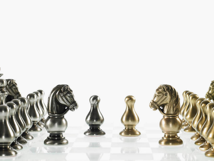 无人,横图,室内,特写,白天,白色背景,正面,游戏,快乐,比赛,竞争,马,静物,一排,阴影,整齐,反射,方格,格子,影子,城堡,银色,玩,娱乐,骑士,车,排列,象棋,休闲,金色,棋子,棋盘,国际象棋,益智,摄影,影棚,活动,国王,队列,对立,发泄,消遣,智力,皇后,坚持,宣泄,对峙,玩耍,嬉戏,彩图,影棚拍摄,拍摄,兵,后,近卫军,王