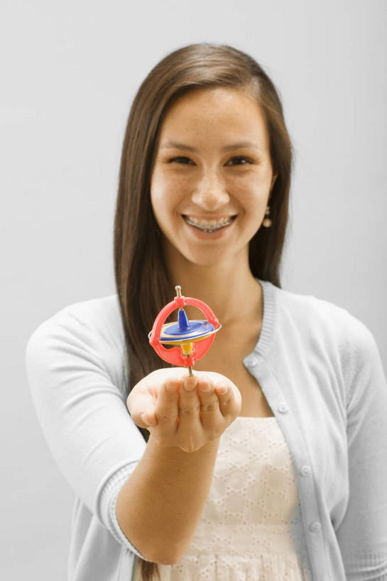 西方人,手,一个人,站,捧,笑,微笑,露齿笑,竖图,室内,白天,白色背景,正面,游戏,玩具,欧洲,欧洲人,仅一个年轻女性,仅一个女性,仅一个人,阴影,服装,反射,影子,玩,注视,休闲装,娱乐,一个,衣服,陀螺,观察,看,站着,休闲,手部,休闲服,益智,摄影,服饰,影棚,单个,观看,活动,单手,察看,发泄,关注,消遣,智力,宣泄,陀螺仪,回转仪,回转,回转效应,年轻女性,女人,女性,白种人,端,端着,捧着,手捧,玩耍,嬉戏,站立,半身,彩图,影棚拍摄,拍摄