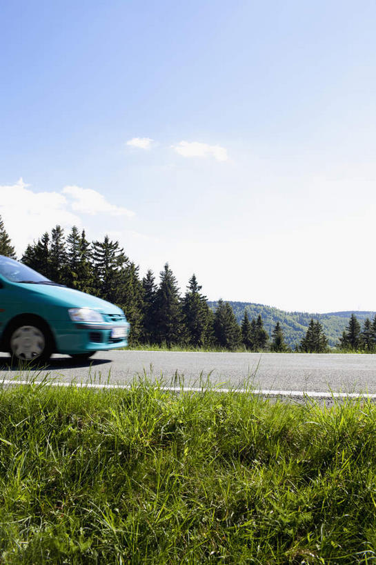 无人,竖图,室外,白天,正面,旅游,度假,草地,草坪,美景,植物,道路,路,公路,汽车,德国,欧洲,一辆,阴影,光线,影子,景观,云,云朵,交通,云彩,娱乐,车,草,树,树木,蓝色,绿色,白云,蓝天,天空,阳光,自然,交通工具,轿车,天,享受,休闲,景色,放松,生长,晴朗,成长,西欧,自然风光,载具,德意志联邦共和国,图林根,晴空,马路,彩图,图林根州