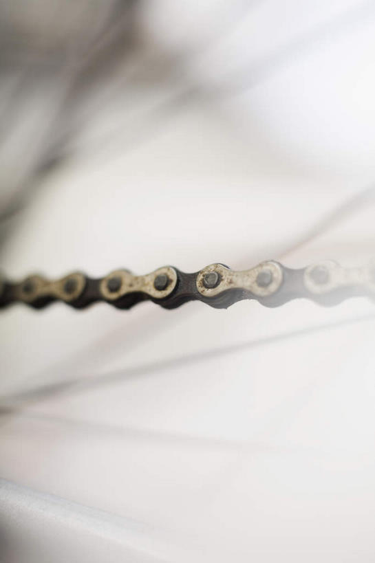 无人,竖图,室外,特写,白天,正面,石油,金属制品,阴影,朦胧,模糊,反射,金属,影子,链条,彩图