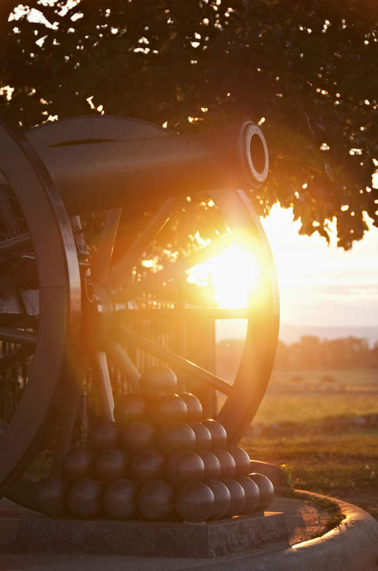 无人,竖图,室外,白天,正面,旅游,度假,竞争,草地,草坪,美景,日落,太阳,植物,美国,对抗,阴影,冲突,光线,影子,景观,晚霞,霞光,落日,破坏,娱乐,草,树,树木,绿色,阳光,自然,黄昏,享受,休闲,大炮,武器,景色,彩霞,放松,战争,生长,成长,损坏,北美,北美洲,攻击,威胁,对立,矛盾,自然风光,兵器,美洲,防御,宾夕法尼亚,宾夕法尼亚州,宾州,拱顶石州,拱心石之州,宾氏林地,首府,敌对,挫败,斗争,抗拒,抗衡,北亚美利加洲,亚美利加洲,杀伤,威慑,葛底斯堡,夕照,盖茨堡国家军事公园,盖茨堡,亚当斯县,危险,夕阳,彩图,眩光,斜阳