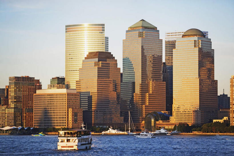 无人,高楼大厦,横图,全景,室外,白天,正面,度假,河流,美景,日落,水,天际线,植物,城市风光,标志建筑,城市,大厦,地标,建筑,轮船,摩天大楼,船,纽约,美国,一艘,波纹,飞溅,溅,液体,河水,景观,水滴,水流,晚霞,霞光,落日,建筑群,娱乐,建设,哈德逊河,水珠,树,树木,绿色,水纹,自然,黄昏,船尾波,交通工具,波浪,享受,休闲,景色,彩霞,放松,生长,成长,北美,北美洲,喷洒,载具,美洲,纽约州,帝国之州,帝国州,北亚美利加洲,亚美利加洲,夕照,赫逊河,夕阳,彩图,大楼,高层建筑,高楼,摩天楼,斜阳