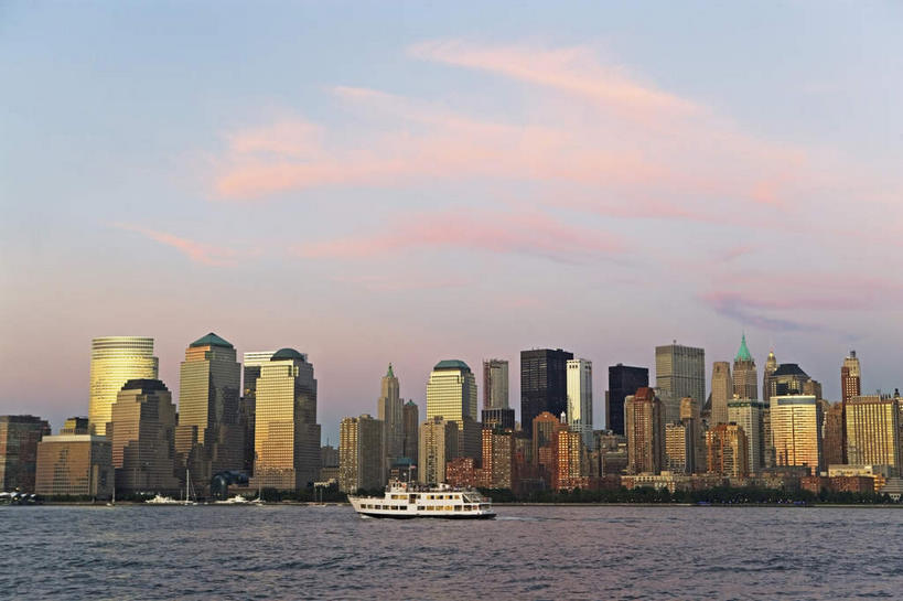 无人,高楼大厦,横图,全景,室外,白天,正面,度假,河流,美景,日落,水,天际线,植物,城市风光,标志建筑,城市,大厦,地标,建筑,轮船,摩天大楼,船,纽约,美国,一艘,河水,景观,水流,晚霞,霞光,落日,建筑群,娱乐,建设,哈德逊河,树,树木,绿色,自然,黄昏,交通工具,享受,休闲,景色,彩霞,放松,生长,成长,北美,北美洲,载具,美洲,纽约州,帝国之州,帝国州,北亚美利加洲,亚美利加洲,夕照,赫逊河,夕阳,彩图,大楼,高层建筑,高楼,摩天楼,斜阳