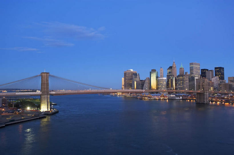 无人,高楼大厦,横图,全景,室外,夜晚,正面,度假,河流,美景,水,天际线,城市风光,标志建筑,城市,大桥,大厦,地标,建筑,摩天大楼,桥梁,夜景,纽约,美国,阴影,光线,影子,河水,景观,水流,布鲁克林大桥,建筑群,桥,灯光,曼哈顿,娱乐,建设,蓝色,蓝天,天空,天,享受,休闲,钢索,景色,放松,吊桥,北美,北美洲,美洲,纽约州,布鲁克林桥,帝国之州,帝国州,北亚美利加洲,亚美利加洲,石桥墩,彩图,大楼,高层建筑,高楼,摩天楼,曼哈顿岛