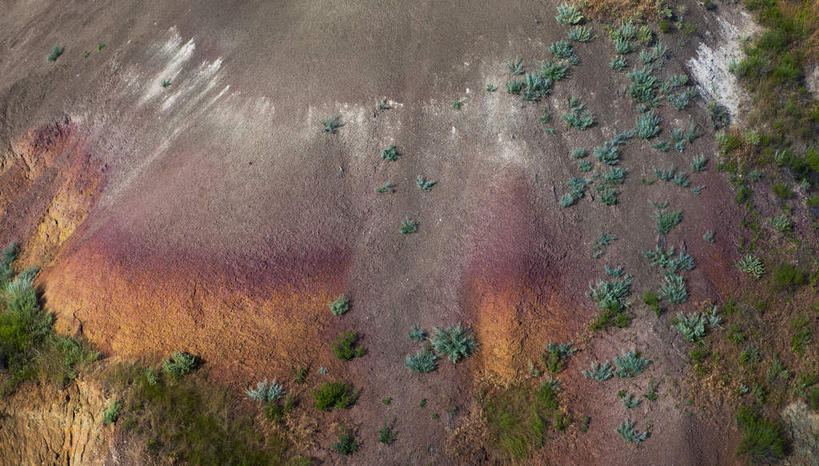 无人,公园,横图,室外,白天,正面,旅游,度假,草地,石头,美景,山,山脉,植物,美国,石子,景观,山顶,山峰,山峦,娱乐,草,绿色,自然,群山,享受,休闲,景色,放松,北美,北美洲,国家公园,自然风光,美洲,南达科他州,沉积岩,北亚美利加洲,亚美利加洲,南达科他,草狼之州,晴朗之州,恶土国家公园,恶地国家公园,颠峰,极峰,水成岩,石块,岩石,彩图