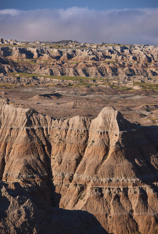 无人,公园,竖图,室外,白天,正面,旅游,度假,石头,美景,山,山脉,美国,阴影,光线,石子,影子,景观,山顶,山峰,云,云朵,山峦,云彩,娱乐,蓝色,白云,蓝天,天空,阳光,自然,群山,天,享受,休闲,景色,放松,晴朗,北美,北美洲,国家公园,自然风光,美洲,南达科他州,沉积岩,北亚美利加洲,亚美利加洲,南达科他,草狼之州,晴朗之州,恶土国家公园,恶地国家公园,颠峰,极峰,水成岩,石块,岩石,晴空,彩图