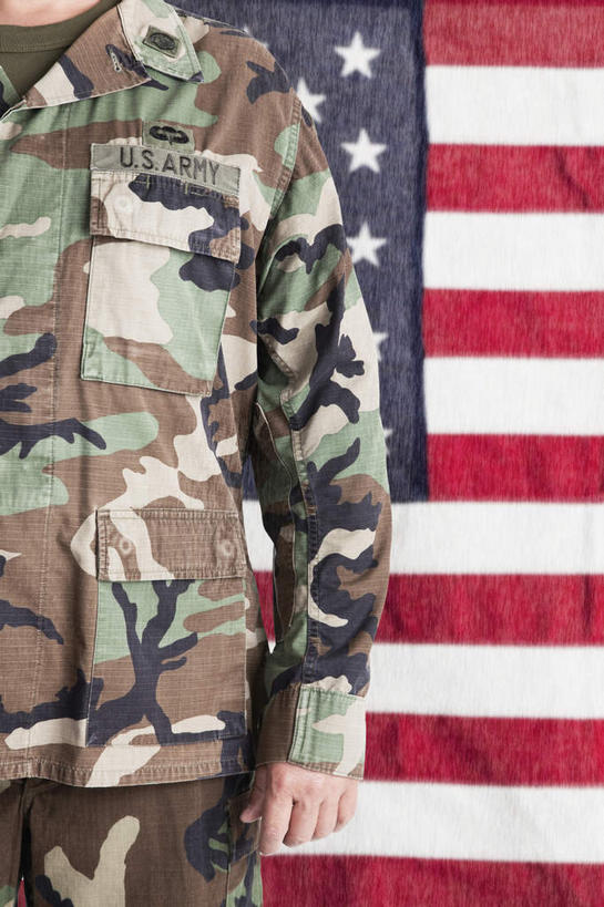 西方人,一个人,站,竖图,室内,白天,正面,旗帜,国旗,欧洲,欧洲人,仅一个男性,仅一个人,仅一个中年男性,一面,条纹,星星,星条旗,红色,蓝色,白色,站着,星形,美国国旗,摄影,影棚,军人,迷彩服,军服,五角形,伪装服,野战服,作战服,男人,男性,中年男性,白种人,旗,五角星,站立,半身,彩图,影棚拍摄,拍摄,美利坚合众国国旗