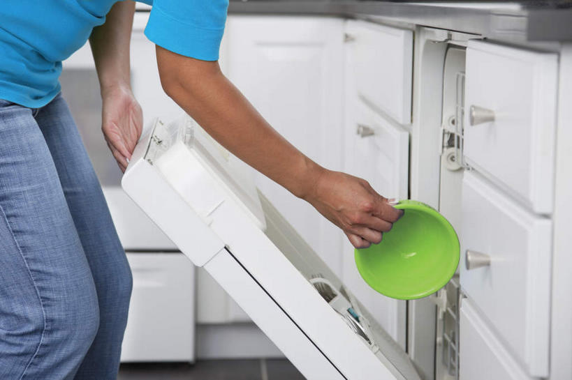 西方人,一个人,站,横图,室内,白天,侧面,厨房,欧洲,欧洲人,仅一个女性,仅一个人,弯腰,握,服装,裤子,电器,塑料,拿,厨房用品,拿着,牛仔裤,休闲装,一个,衣服,蓝色,绿色,容器,塑料制品,碗,站着,仅一个中年女性,休闲,休闲服,握着,服饰,单个,储藏,家电,家用电器,洗碗机,储存,弯身,女人,女性,中年女性,白种人,清洗,洗涤,站立,半身,彩图,灶间,贮存