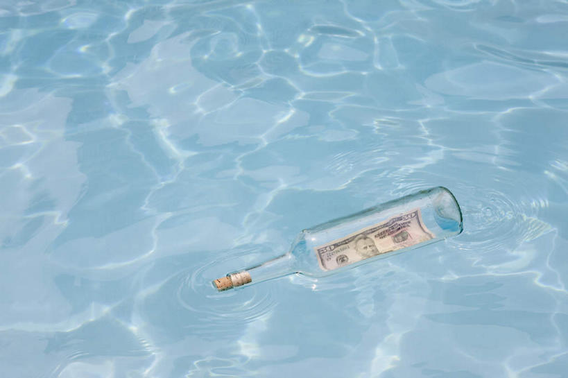 无人,体育馆,游泳池,横图,俯视,室外,特写,白天,神秘,钱,美元,水,钱币,水池,水面,漂流瓶,艺术品,美金,泳池,装饰品,一个,祈祷,惊喜,许愿,钞票,金融,纸币,期待,经济,单个,祈求,游泳馆,美圆,流通,纸钞,贸易,许愿瓶,偶然,货币,现金,彩图,高角度拍摄