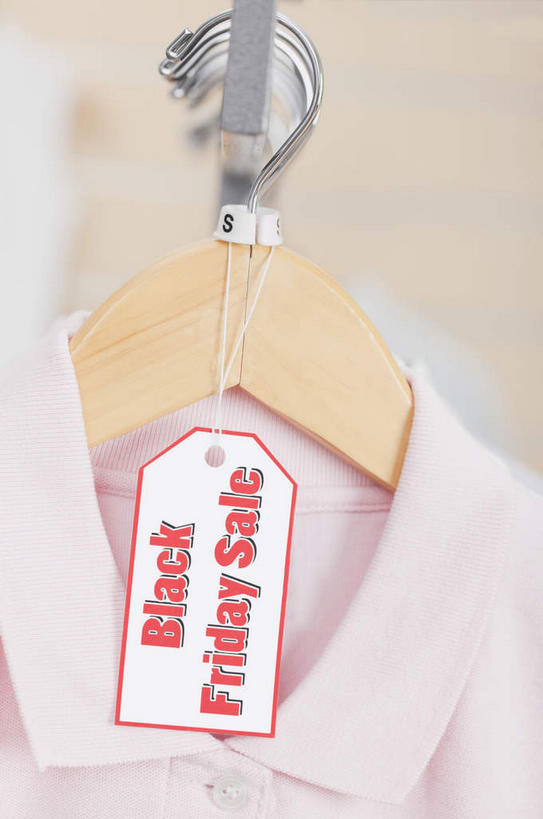 无人,商店,竖图,室内,特写,白天,正面,购物,消费,超市,静物,衣架,一排,许多,吊挂,悬挂,服装,朦胧,模糊,整齐,英文,标签,标志,文字,字符,字母,很多,挂,标识,排列,衣服,金融,百货,服饰,英文字母,出售,衣着,服装店,穿着,队列,选购,贸易,百货公司,服饰店,血拼,衣饰,出卖,发售,挂衣架,晾衣架,彩图,购物商场,购物中心,商业中心