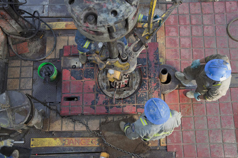 西方人,两个人,伙伴,朋友,站,横图,俯视,室外,白天,工作服,制服,友谊,合作,团队,帽子,欧洲,非洲,黑人,欧洲人,头盔,注视,工人,安全帽,观察,看,站着,战略,工业,能源,观看,燃料,资源,察看,关注,能量,油井,钻井,汽油,钻井平台,联合,合谋,工作制服,燃油,产业,配合,协作,男人,男性,年轻男性,中年男性,非洲人,站立,彩图,高角度拍摄,全身,工作套服