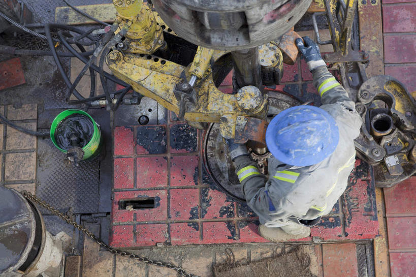 西方人,一个人,站,横图,俯视,室外,白天,工作服,制服,安全,帽子,欧洲,非洲,黑人,欧洲人,仅一个男性,仅一个人,头盔,防护,注视,工人,仅一个年轻男性,安全帽,手套,观察,看,站着,工业,能源,观看,保护,燃料,资源,察看,关注,保险,能量,油井,钻井,汽油,钻井平台,保全,周全,安稳,安定,防护手套,工作制服,燃油,产业,平安,男人,男性,年轻男性,非洲人,站立,彩图,高角度拍摄,全身,工作套服