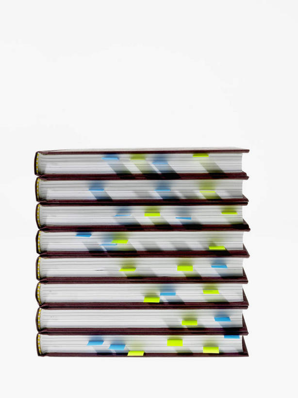 无人,竖图,室内,特写,白天,白色背景,正面,静物,书籍,一排,许多,整齐,粘性,办公用品,便利贴,便签,很多,文具,排列,蓝色,绿色,摄影,影棚,堆,办公设备,文具用品,记事,队列,快捷,文化工具,方便,N次贴,便条贴,告诉贴,即时贴,书,图书,彩图,影棚拍摄,拍摄