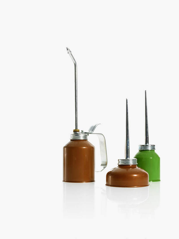 无人,竖图,室内,特写,白天,白色背景,正面,静物,金属制品,阴影,反射,金属,壶,影子,棕色,三个,绿色,容器,摄影,影棚,储藏,储存,油壶,彩图,影棚拍摄,拍摄,贮存