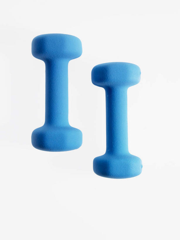 无人,竖图,室内,特写,白天,白色背景,正面,静物,哑铃,运动器械,两个,蓝色,健身器械,摄影,影棚,健身器材,彩图,影棚拍摄,拍摄,运动器材