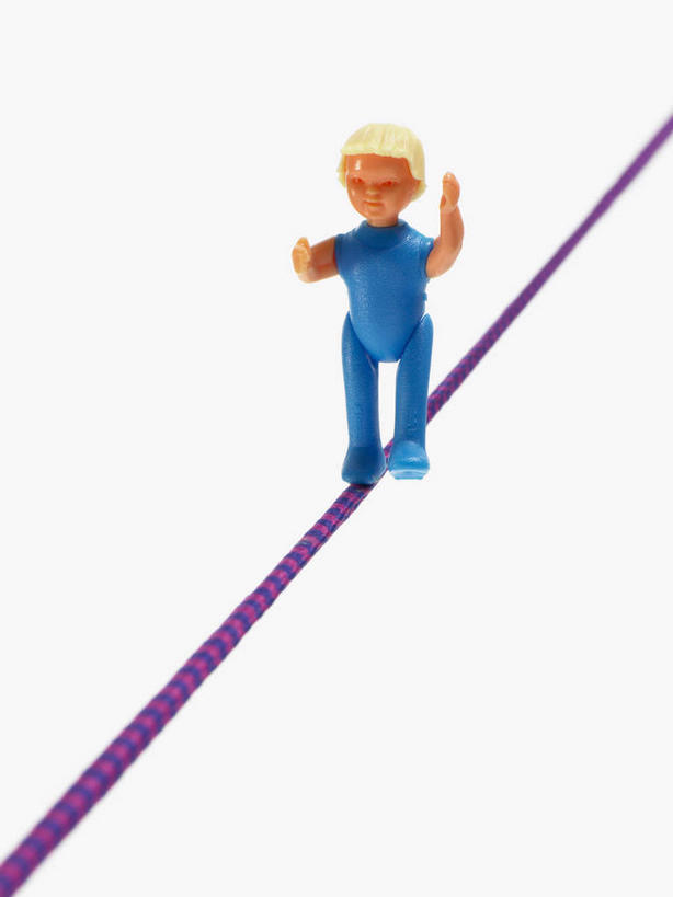 西方人,一个人,无人,走,竖图,室内,特写,白天,白色背景,正面,运动服,锻炼,旅游,度假,探险,运动,静物,雕塑,欧洲,欧洲人,仅一个男性,仅一个人,服装,艺术,装饰,雕刻,雕像,注视,娱乐,极限运动,仅一个年轻男性,衣服,工艺品,观察,看,享受,休闲,放松,摄影,服饰,影棚,观看,纪念,美术,察看,衣着,穿着,关注,室外运动,主题,户外运动,陈列,功能,美学,衣饰,走钢丝,冒险,体育,男人,男性,年轻男性,白种人,步行,散步,走路,彩图,全身,影棚拍摄,健身,拍摄,达瓦孜,运动装